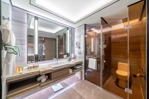 y baño con lavabo, aseo y ducha. en Holiday Inn Taiyuan City Center, en Taiyuán