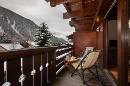 アルジェンティエールにあるChalet Résidence Chantey Mourry 6 - Happy Rentalsの山の景色を望むバルコニー(椅子付)