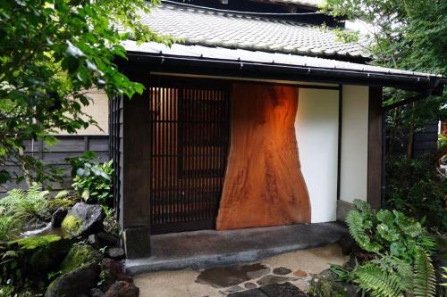 Сад в 寝室から一望できる阿蘇山の絶景!!築200年の歴史ある米蔵をリノベーションした一棟貸しの宿