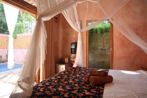 Villa Sea La Vie Private pool في غيلي مينو: غرفة نوم بسرير مع مظلة