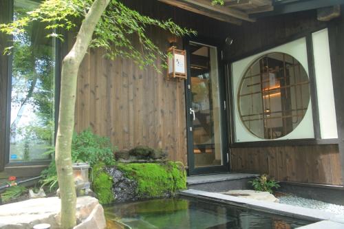 Сад в 寝室から一望できる阿蘇山の絶景!!築200年の歴史ある米蔵をリノベーションした一棟貸しの宿