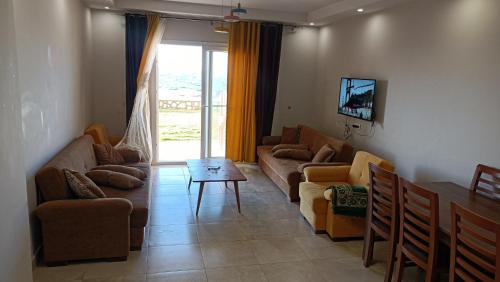 a living room with a couch and a table at شالية للايجار اليومي ثلاث غرف مكيف 2حمام d01 مرسى مطروح "family" in Marsa Matruh