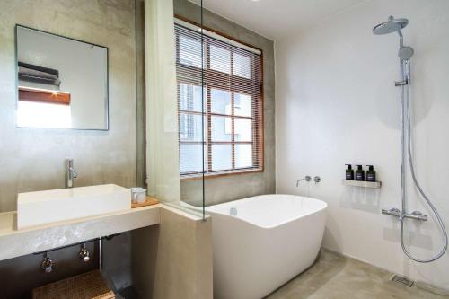 y baño con bañera, lavamanos y ducha. en Miyakojima - House - Vacation STAY 77627v, en Sawada