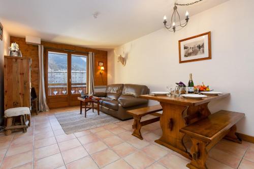 un salon avec une table et un canapé dans l'établissement Appartement Les Capucins 22 - Happy Rentals, à Chamonix-Mont-Blanc