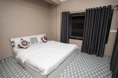 מיטה או מיטות בחדר ב-4BHK Shruti Home Stay
