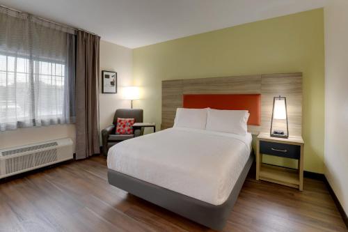 Postel nebo postele na pokoji v ubytování Candlewood Suites Lexington by IHG