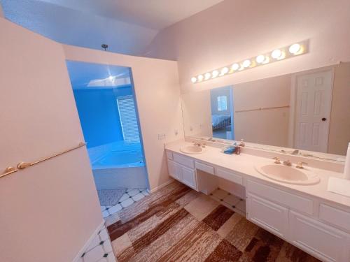 baño con 2 lavabos y espejo grande en Quiet comfortable whole house en Riverside