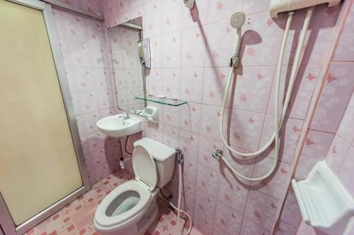 The Prince Hotel في بيتسانولوك: حمام وردي مع مرحاض ومغسلة