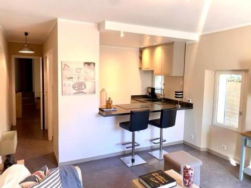 - un salon avec une cuisine dotée d'un comptoir dans l'établissement Cannes Little House, à Cannes