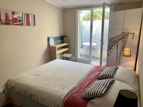 une chambre avec un lit et un balcon dans l'établissement Cannes Little House, à Cannes