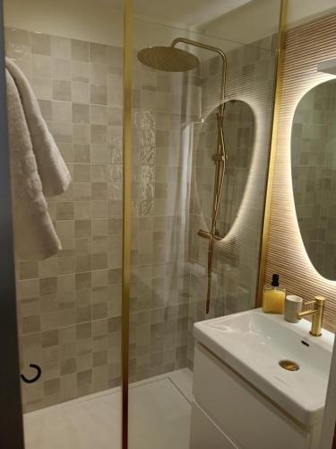 une salle de bain avec douche et lavabo dans l'établissement Lumineux et cosy F3 vue mer, à Ajaccio