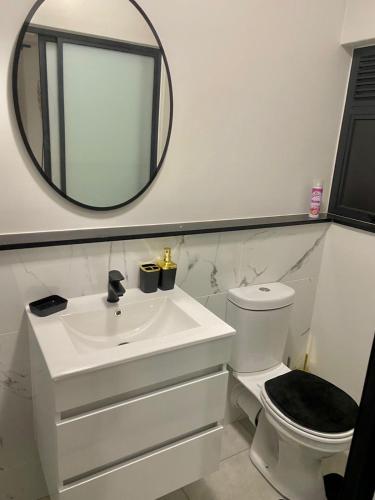 Ένα μπάνιο στο Waterfall Paradise Entire Executive 1 Bed Apt