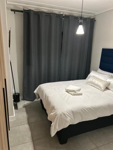Ένα ή περισσότερα κρεβάτια σε δωμάτιο στο Waterfall Paradise Entire Executive 1 Bed Apt