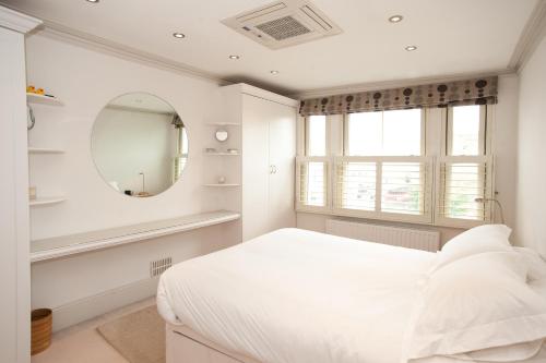 A bed or beds in a room at Veeve - Two Bed Maisonette in Chelsea 