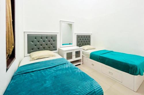 Postel nebo postele na pokoji v ubytování De Farasat Hotel Syariah RedPartner