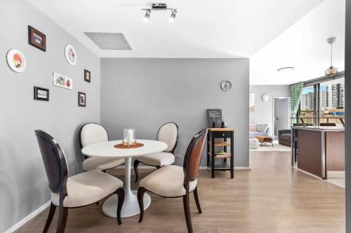 a dining room with a table and chairs at Charming Peaceful 3BR in heart of Rhodes in Sydney