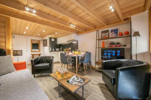 - un salon avec un canapé et une table dans l'établissement Résidence Grand Roc - Ancolies 207 - Happy Rentals, à Chamonix-Mont-Blanc