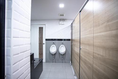 Ένα μπάνιο στο Travelier Hostel