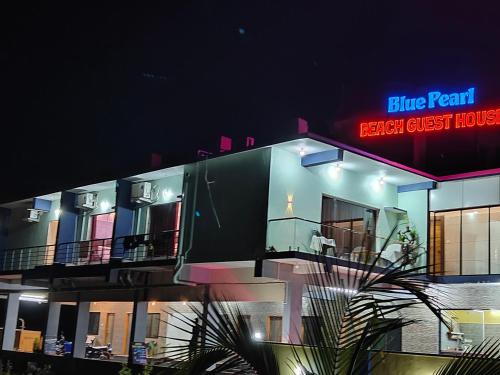 uma casa de hóspedes Blue Pearl Beach à noite em Blue Pearl Beach Guest House em Māvalli