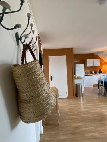 un panier accroché au mur d'un salon dans l'établissement Les Mouettes de Wimereux, à Wimereux