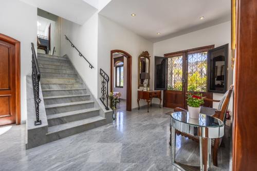 Φωτογραφία από το άλμπουμ του Luxurious Villa 5 BR, Pool, 3min from St Julian's σε Is-Swieqi