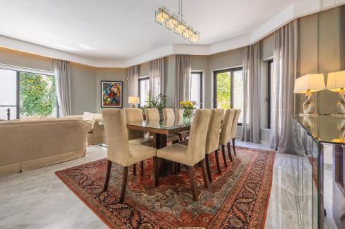 Luxurious Villa 5 BR, Pool, 3min from St Julian's في Is-Swieqi: غرفة طعام مع طاولة وكراسي