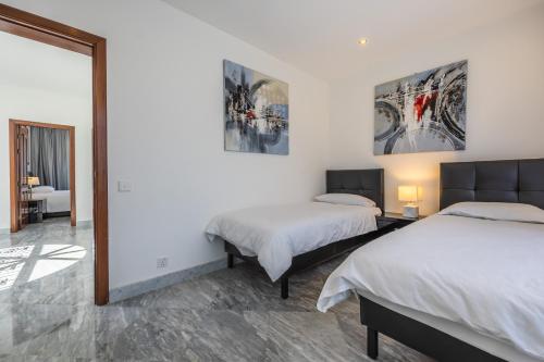 Ένα ή περισσότερα κρεβάτια σε δωμάτιο στο Luxurious Villa 5 BR, Pool, 3min from St Julian's