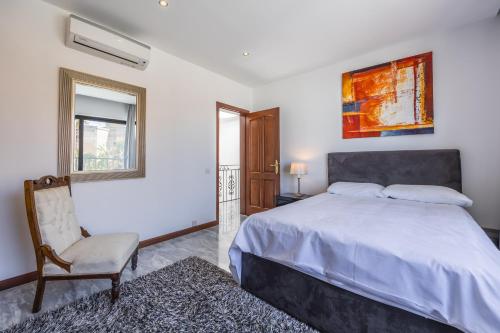 Ένα ή περισσότερα κρεβάτια σε δωμάτιο στο Luxurious Villa 5 BR, Pool, 3min from St Julian's