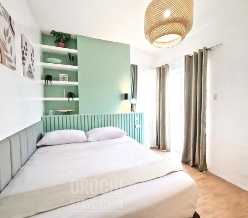 Ένα ή περισσότερα κρεβάτια σε δωμάτιο στο Rocca 1 Bedroom Boutique Suite w Balcony Mesaverte Residences