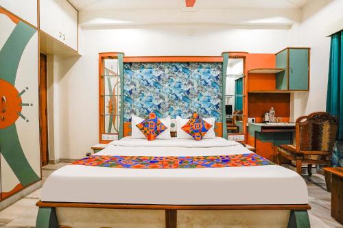 - une chambre avec un grand lit dans l'établissement FabHotel Rest & Peace, à Ahmedabad
