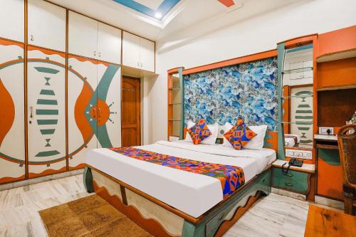 - une chambre avec un lit dans l'établissement FabHotel Rest & Peace, à Ahmedabad