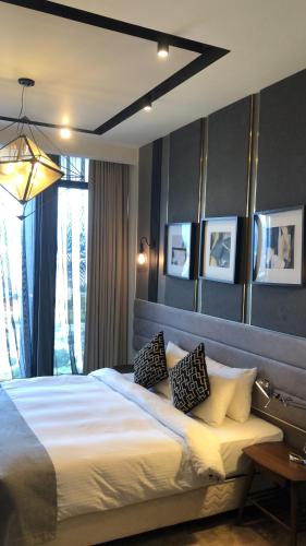 Un dormitorio con una cama grande con almohadas. en FNF Suites, en Kuala Lumpur