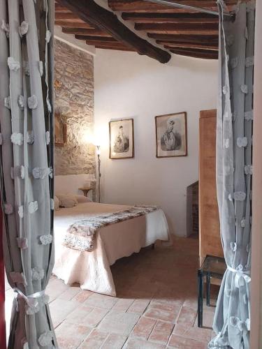 Ένα ή περισσότερα κρεβάτια σε δωμάτιο στο Romantic & Charming appartamento in centro storico Cuore di Toscana