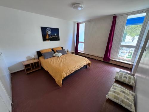 une chambre avec un lit et deux fenêtres dans l'établissement L ECHAPPEE MER Grand 2 pièces centre 500m plage Garage Wifi Fibre PS5 Tout équipé, à La Grande Motte