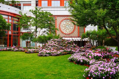 un jardín de flores frente a un edificio en Shangri-La Xian, en Xi'an