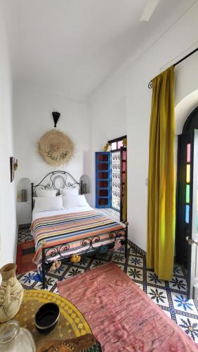 una camera da letto con un letto e un tavolo di Riad Aloes & Spa a Marrakech