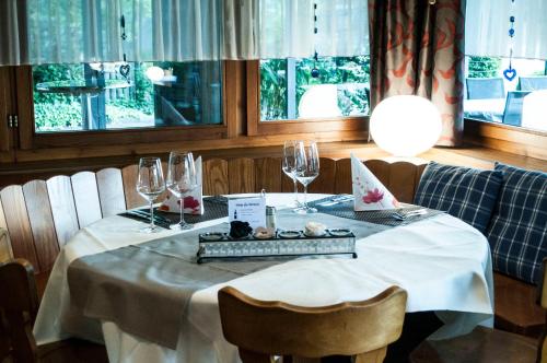 uma mesa com uma toalha de mesa branca e copos de vinho em Landgasthof Lowen em Sulgen