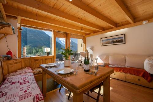 Zimmer mit einem Tisch, einem Bett und einem Fenster in der Unterkunft Résidence Grand Roc - Campanules 213 - Happy Rentals in Chamonix-Mont-Blanc