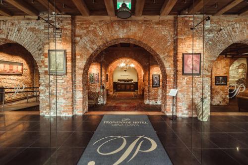 利耶帕亞的住宿－Promenade Hotel Liepaja，砖墙地板上带有标志的博物馆