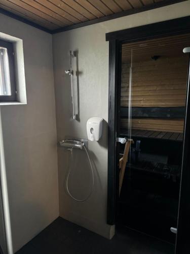 a shower in a room with a bunk bed at Himos, Areenan alue in Jämsä