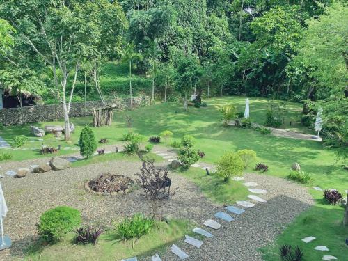 Taman di luar Pu Luong Memory