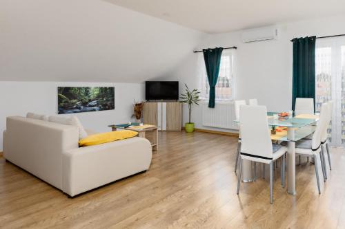 un soggiorno con divano bianco e tavolo di Apartman Rita a Slunj