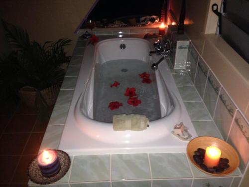 A bathroom at Naveria Heights Lodge