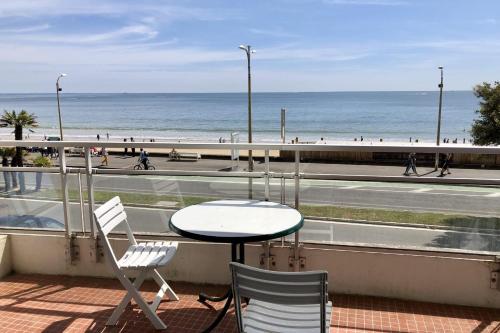 d'une table et de chaises sur un balcon donnant sur la plage. dans l'établissement Studio And Terrace Sea View In La Baule, à La Baule