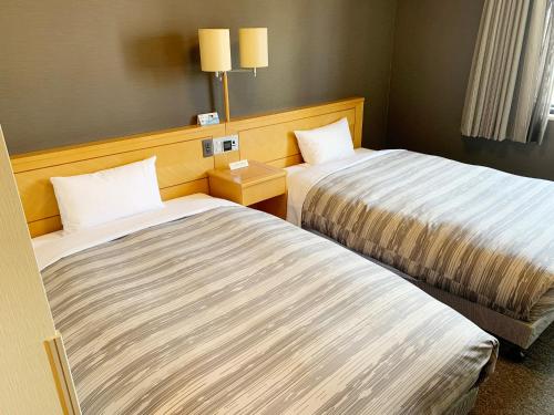 盛岡的住宿－盛岡站前幹線酒店，一间酒店客房,房间内设有两张床