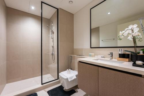 Koupelna v ubytování Stayis l 2BR Iconic Burj Khalifa View Partial