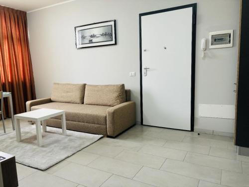 a living room with a couch and a table at Matis Appartamenti in Camisano