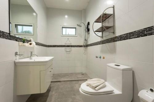 Ένα μπάνιο στο Separate Apartment Walking Distance Shops gym food V103