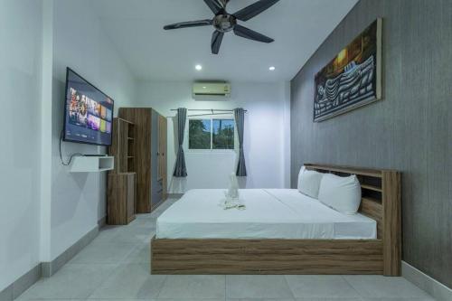 Ένα ή περισσότερα κρεβάτια σε δωμάτιο στο Separate Apartment Walking Distance Shops gym food V103