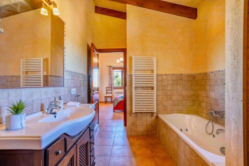 Koupelna v ubytování Rustica Sa Talaia by dracmallorca